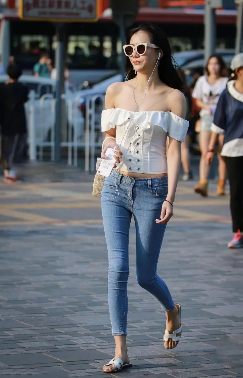 你们最爱看的紧身牛仔裤少女，一字肩束胸上衣小巧迷人，扭动紧致