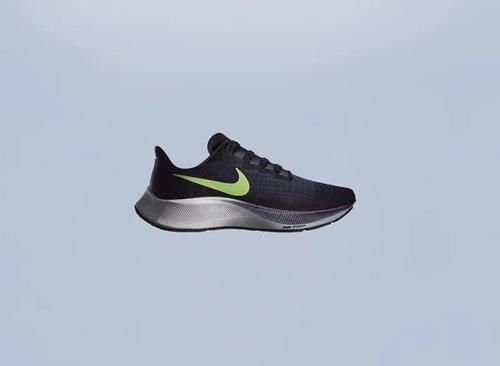  [最新]加厚 Zoom＋全掌 React！Nike 最新“飞马跑鞋”太顶了！