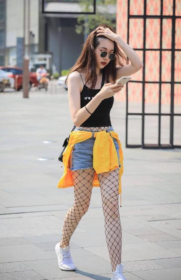 美女将渔网丝袜都穿到肚脐上方了，要是翻到吊带衣外面就更美了！