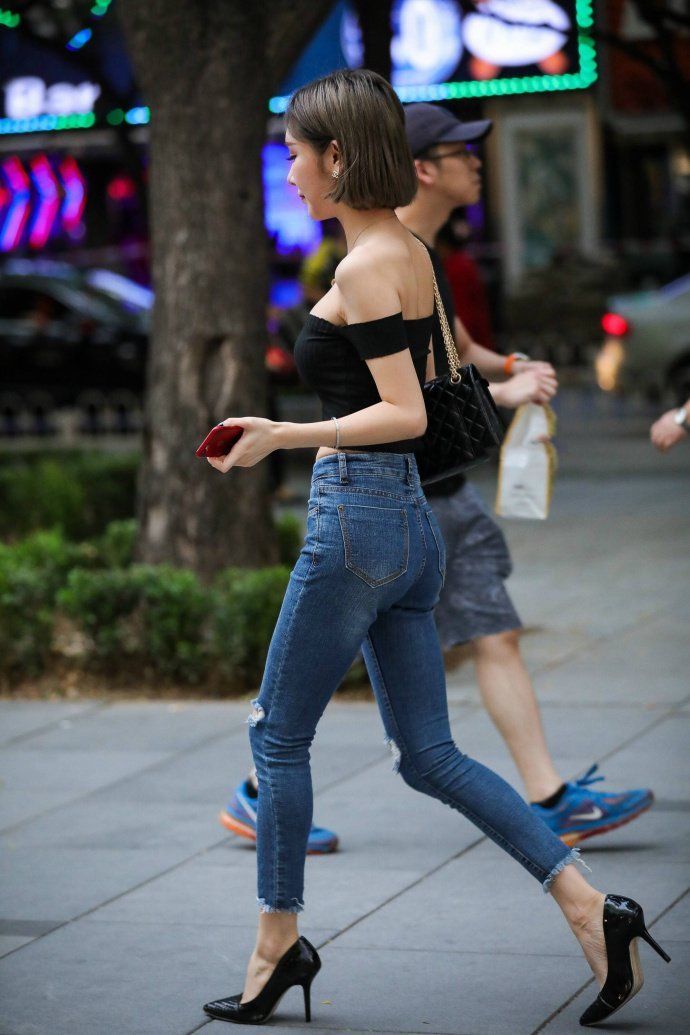 成都街拍:夏季各具特色的穿搭参考，彰显出不一样的时尚潮流!