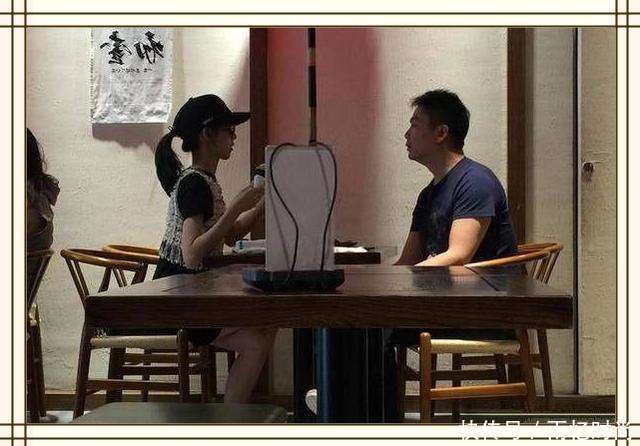 24岁章泽天撞上32岁卢靖姗, 网友: 小女人和女强人的差距一眼看穿