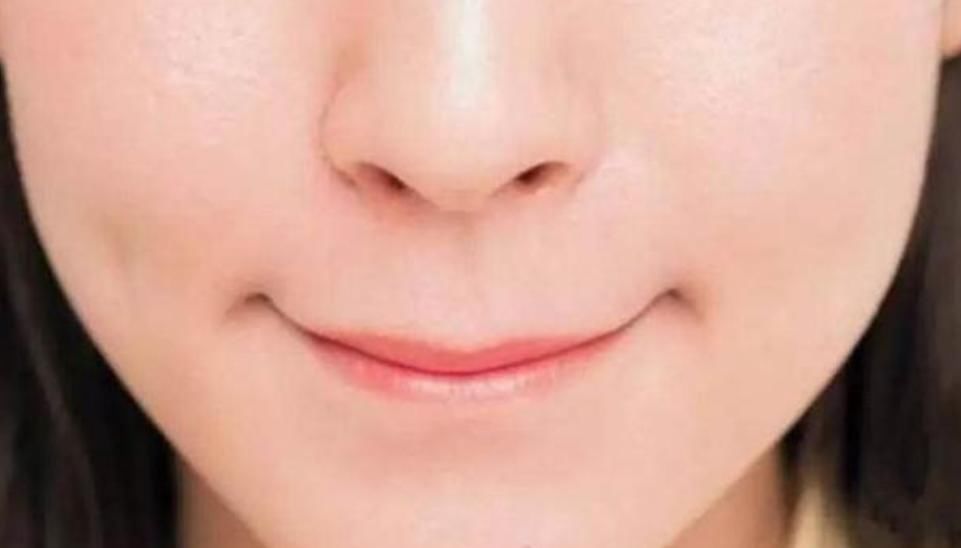  涂好：为什么涂好口红不能“抿嘴”？化妆师说出真相，看完要当心了！