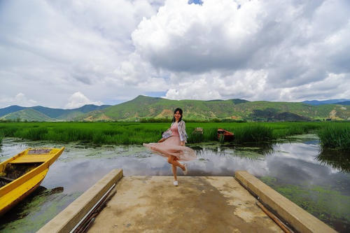 就着月光，伴着洱海，干了这瓶风花雪月，网友：小心喂鱼