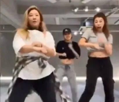  「看起来」胖女孩郑欣宜在家里练舞，180斤依然美丽的信心，全身坠肉更看起来美丽动人！
