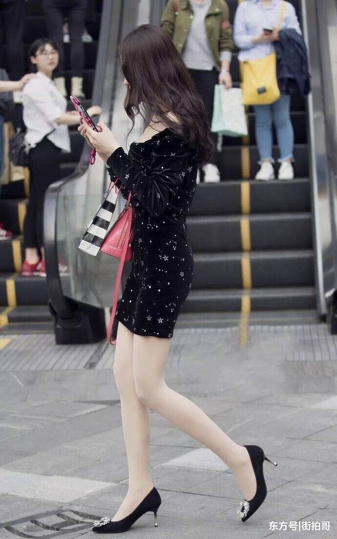 街拍联盟：黑色套裙香肩露，肉丝美腿迷人眼