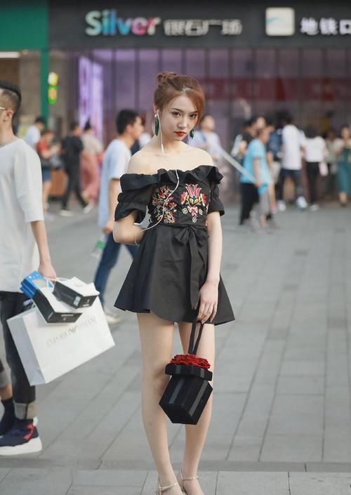  挪不开|街头最迷人的小姐姐，反光的皮肤让人挪不开眼