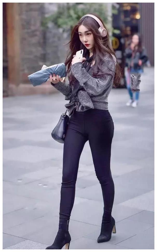 紧身裤小姐姐，必然大放光彩，碾压校花，成为时尚的代言人