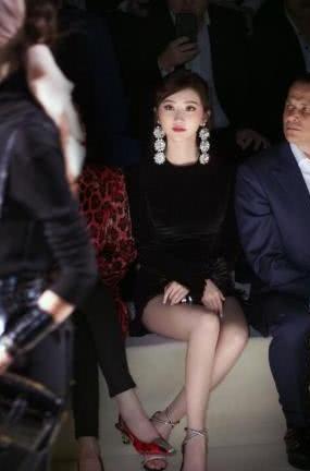 景甜亮相纽约时装周，黑色短裙魅力十足，网友：难怪张继科会爱上