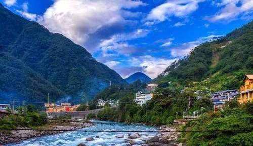 独龙江公路翻越高黎贡山，闯入怒江峡谷最后一个秘境，世外桃源！