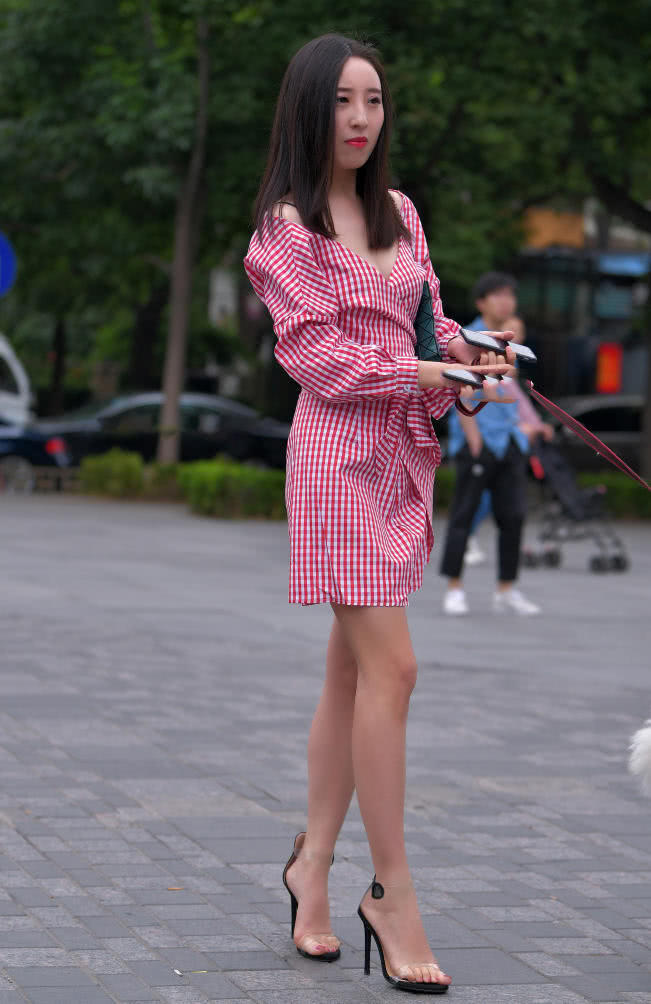 气质小姐姐裹身裙尽显迷人曲线，大胆的深V勾勒出紧致的胸部线条