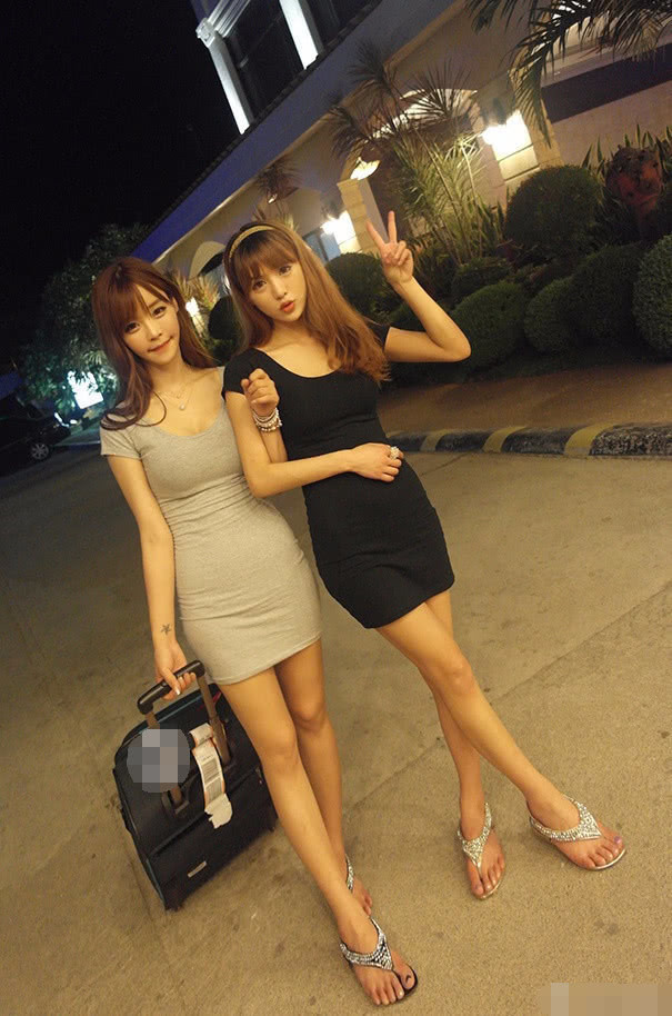 街拍：明眸皓齿白的小姐姐，穿着干净清爽潮流！