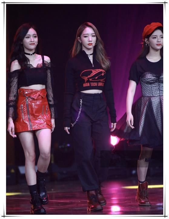 看了王菊的露脐装,再看吴宣仪,才知道吃不胖和拼命瘦差距有多大