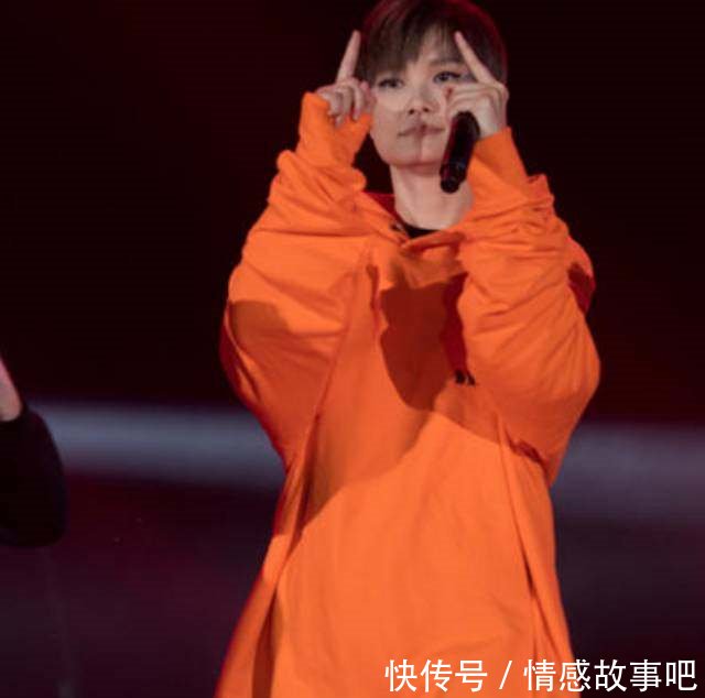 李宇春为了女人味穿起了裙子，但是脚上的鞋子却暴露了一切！