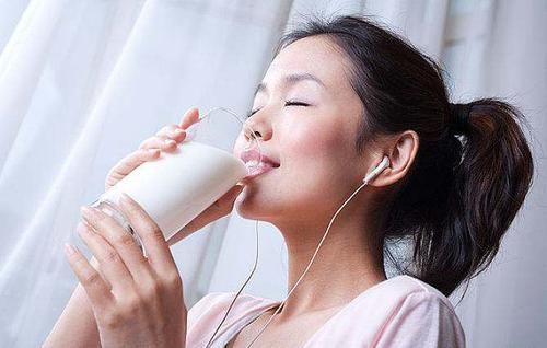  『做错』牛奶能美白护肤？事实可能正相反，做错了怪不得脸上痘痘反复长！