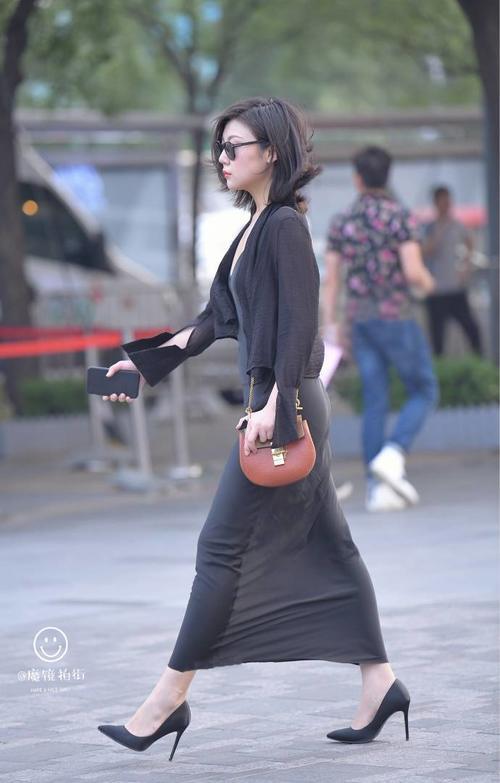 路人街拍，飘逸的吊带连衣裙，通透，又清凉