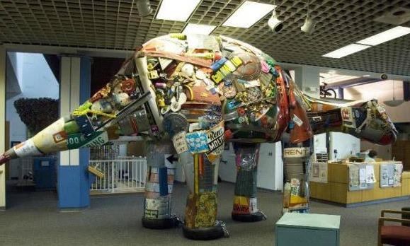 美国环卫工用捡来的垃圾耗费30年建造博物馆，游客争相参观