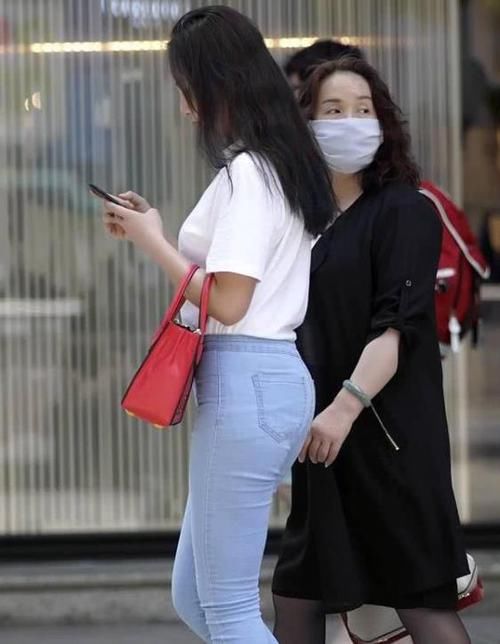  「风采」潮范儿女神来了，街拍：如花似玉的美女，一条白色的连衣裙，时尚气质风采