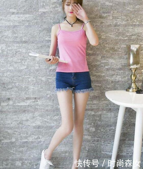 街拍：修身牛仔裤，非常显瘦，让美女一举一动都那么迷人！