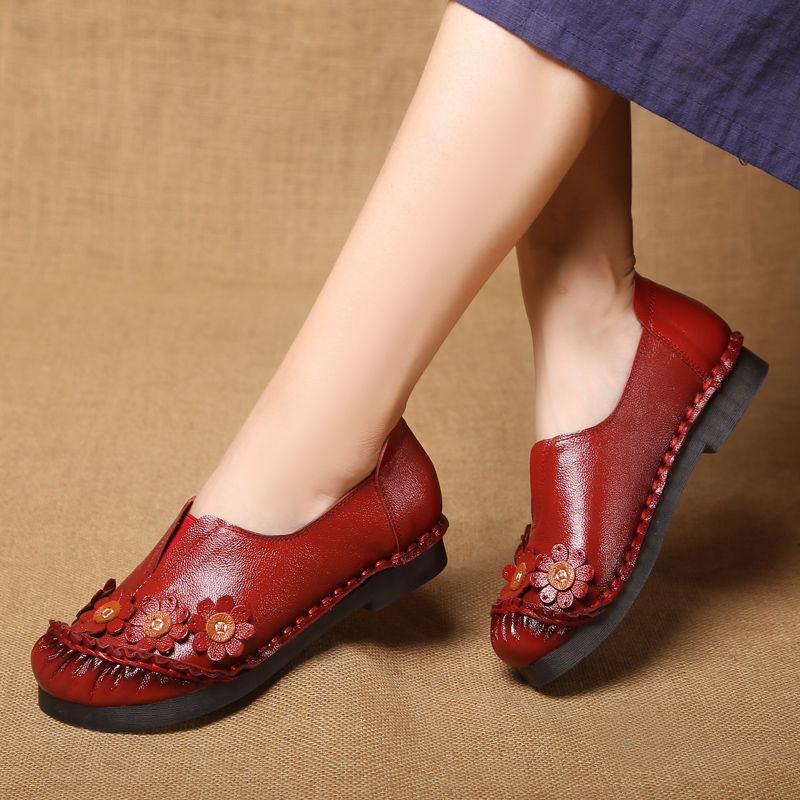 6070后女人别再穿高跟鞋，俗气累脚，新款蛋卷鞋养脚又潮流