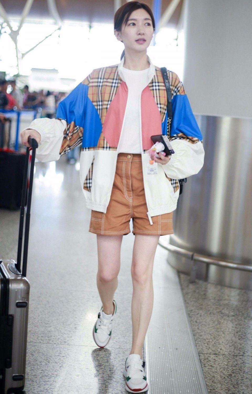 江疏影没有高级脸，腿也没有郑爽好看，但她穿衣服就是看着舒服!