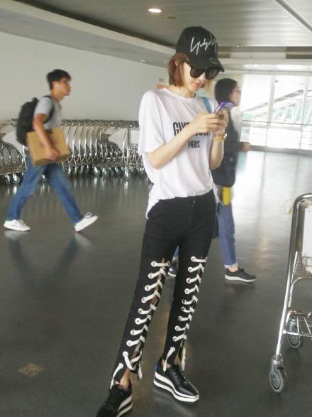 王丽坤素颜现身，身穿“绑带”潮裤秀美腿，网友：这长腿真长！