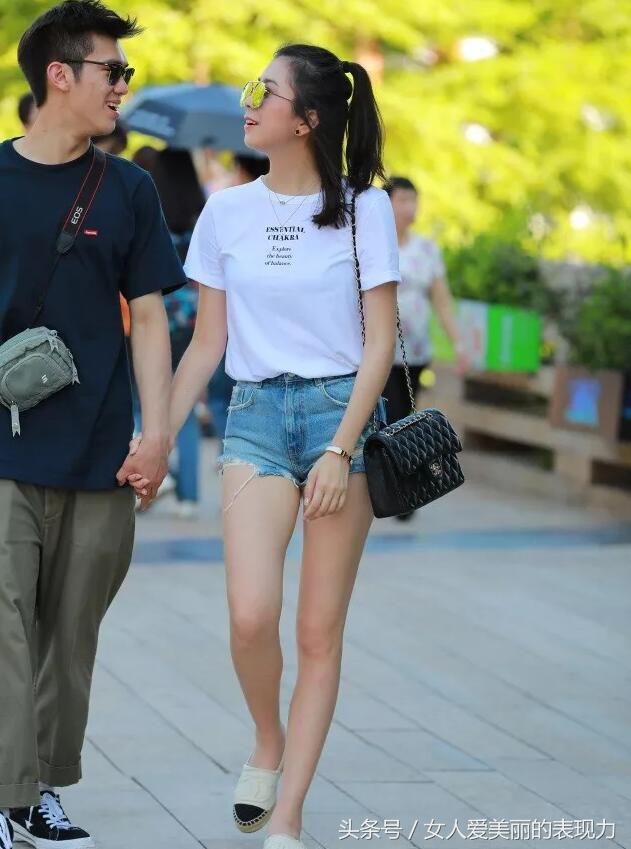 看似简单的牛仔短裤，配上白色短袖，立马提升了姑娘的优雅气质
