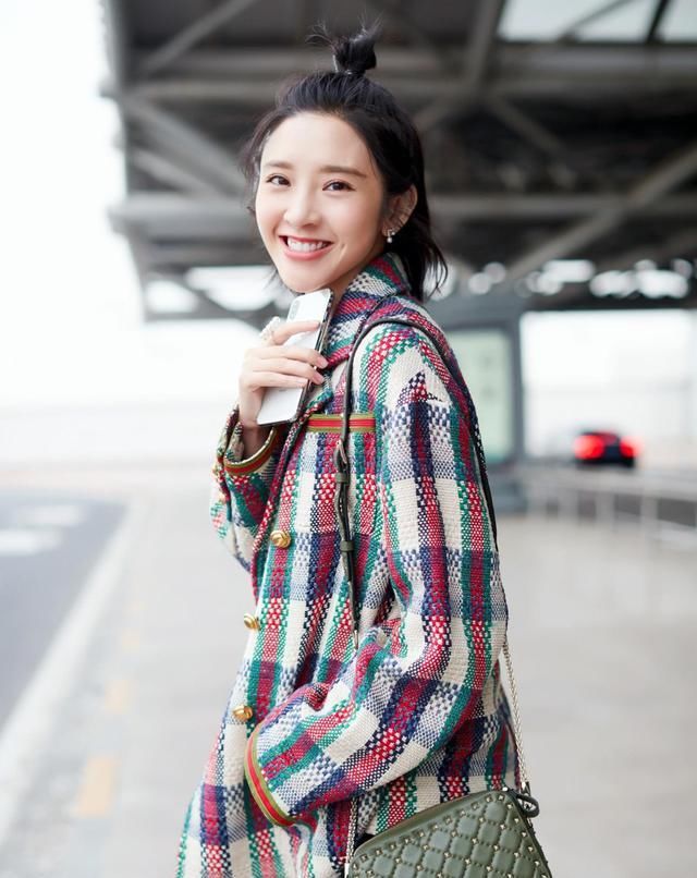 『很快』女生这四种发型留久了,发际线会很快上移,赶紧换了吧!
