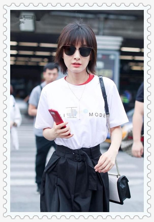 看了46岁陶虹半身裙，再看35岁吴昕，才知气质和年龄哪个更重要