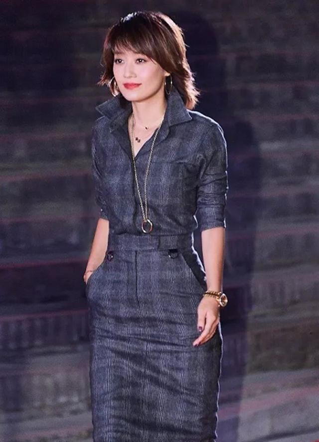  『气质』马伊琍太时尚了吧，驼色毛衣裙搭配白色靴子，气质不输20岁少女