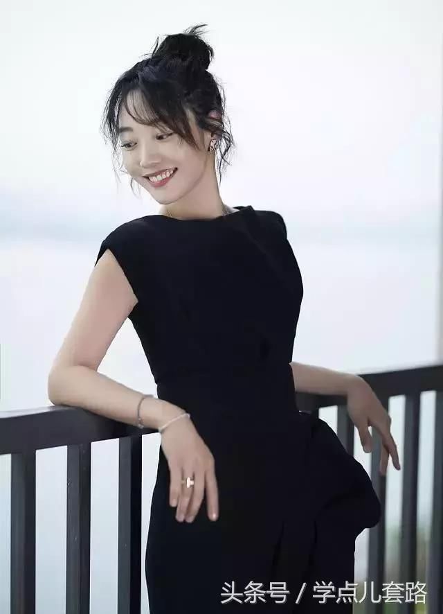 白百何登台献唱，裙子都快开到腰上了，反正就是好看