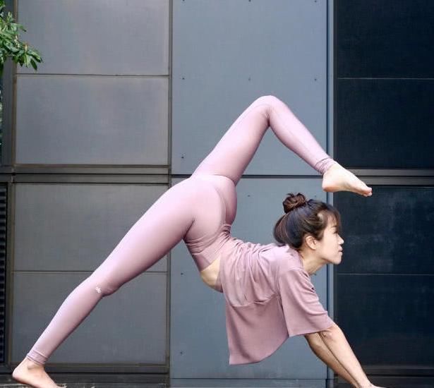 时尚小萌妹“紧身”瑜伽裤,姿势太到位,让网友直言:肾有点吃不