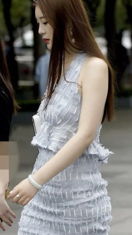 气质小姐姐穿搭银白的礼服尽显女王范儿，显得飘飘欲仙，网友：贵