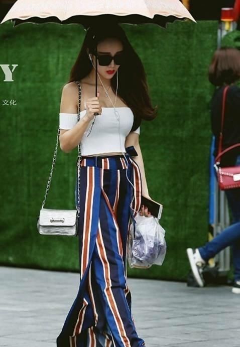 街拍 穿吊带连衣裙的小姐姐太辣眼，网友:最后的美女真辣到眼了