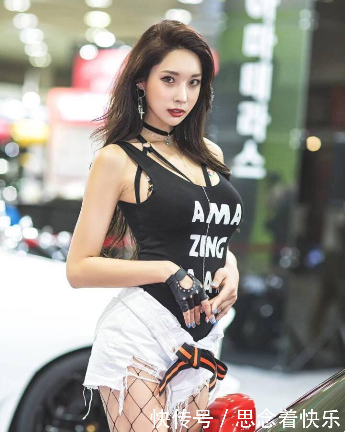 街拍：妙龄女郎穿了条黑网袜，这么大的网眼有什么用？