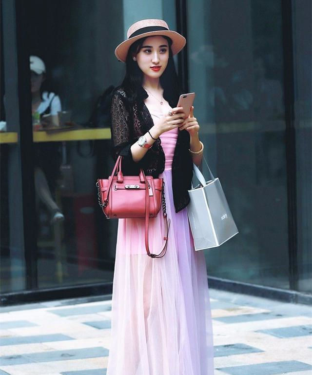  整体：路人街拍,小姐姐下身搭配粉色紧身裤,整体的搭配温柔又大气