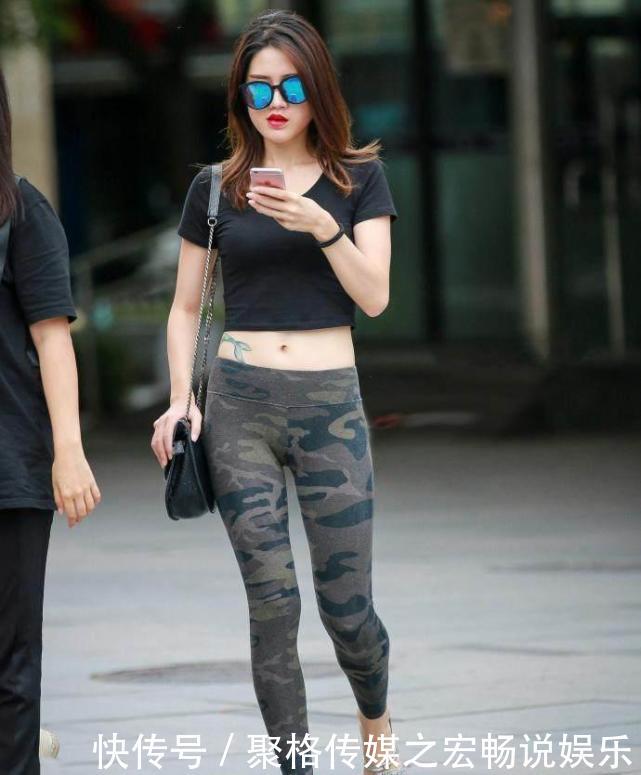 街拍：打底裤美女整体造型简约大气，增添了时尚范，太迷人