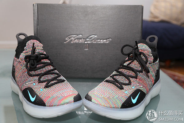 新买的东西 篇一:KD11骚彩色伪开箱，拍出来比实际好看的鞋子