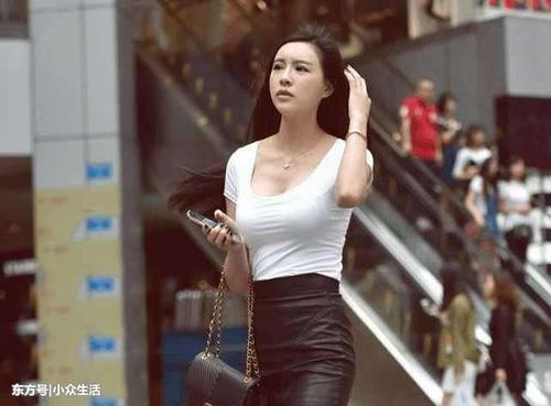 街拍：耐看的小姐姐，图1妹子白色小背心凸显女人的知性甜美