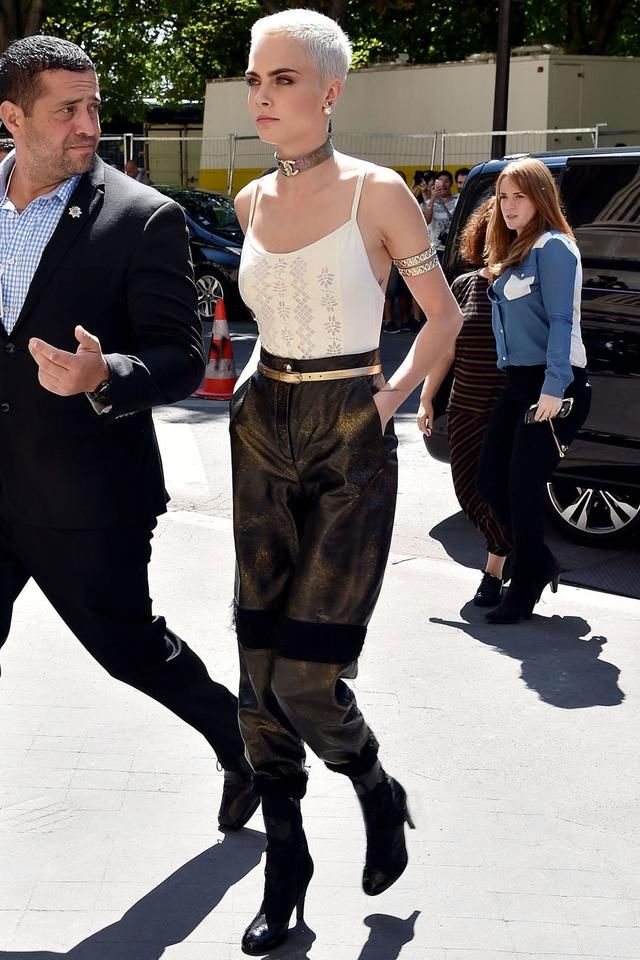 吊带阔腿裤秒杀牛仔裤，纸袋裤才是今秋最火的裤装！