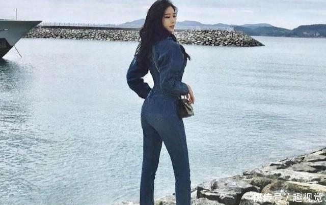 『 美女』曼妙身姿令人牵挂！，潮流的连体牛仔裤美女