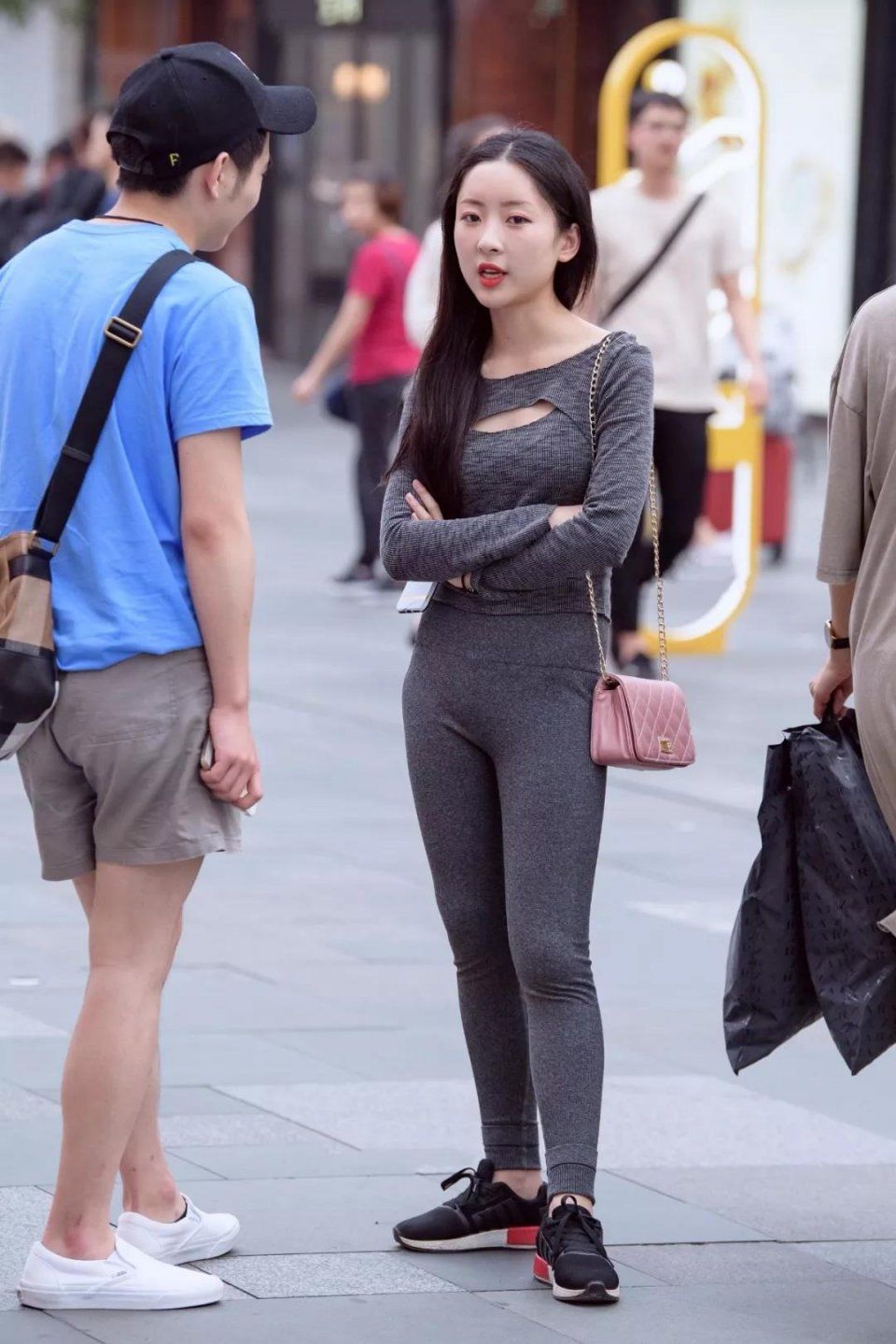 街拍：身姿小鸟依人，但身材也够出众，翘臀性感美女