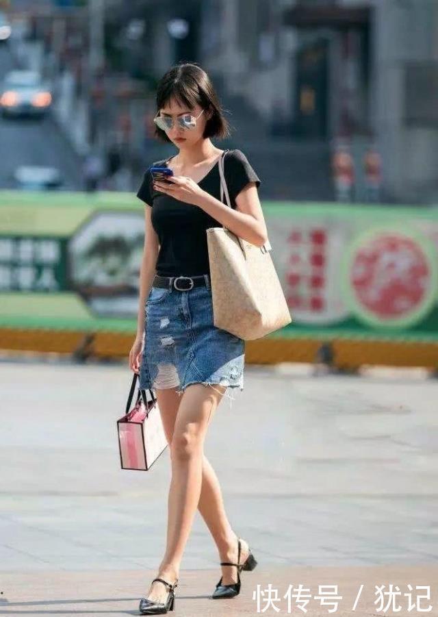 下半身|路人街拍:靓女下半身搭配着一条牛仔的半裙,更显魅力