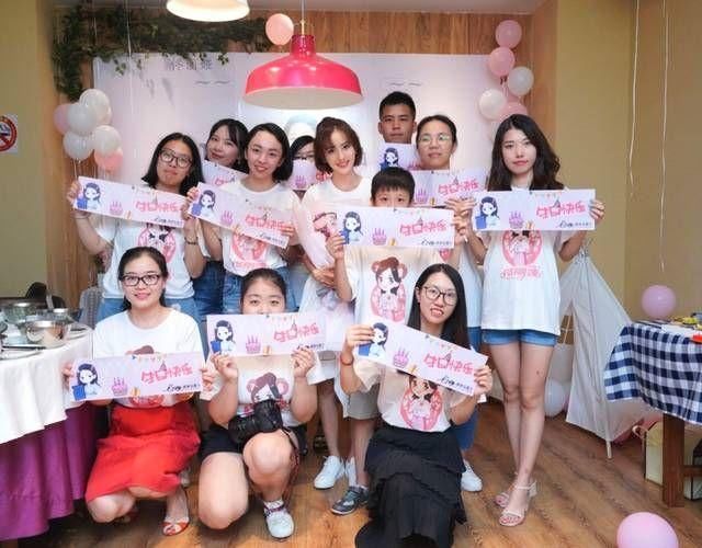 34岁的佟丽娅与粉丝提前庆生，网友：发型加分，重返十八岁了！