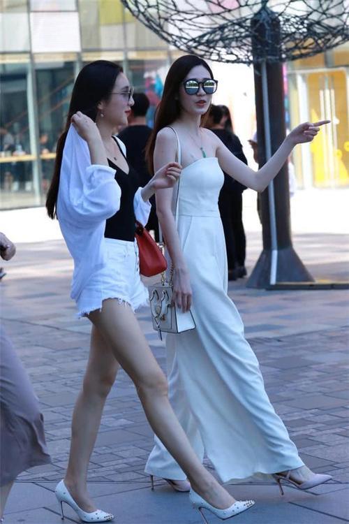 街拍：穿着清纯可人的小姐姐，夏季清爽出行很不一样！