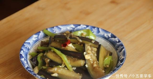  『辣椒』炒茄子时，直接下锅就大错特错，多加这一步，不费油，好吃不油腻！