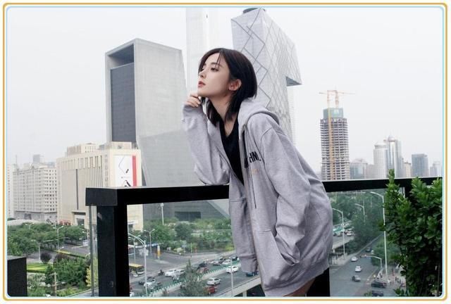 古力娜扎太疯狂了！竟把卫衣当裙子穿，网友：这腿我是服气的！