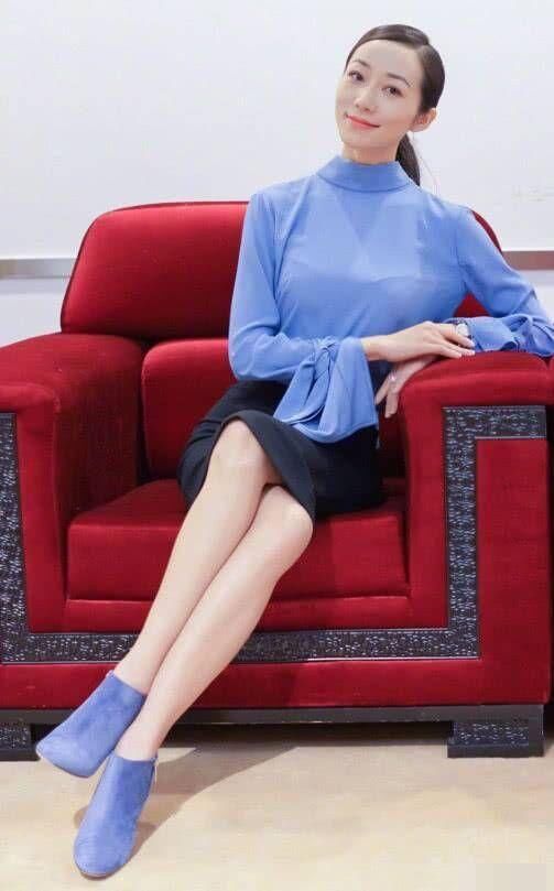 韩雪一袭天蓝色上衣仙气炸屏，脚上却只穿了一双蓝色“袜子”?