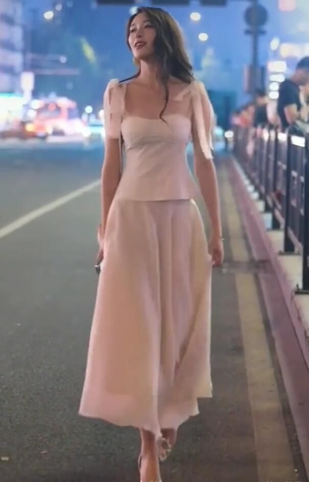  【美女】夜晚出街的白裙美女, 如一阵扑面而来的清风