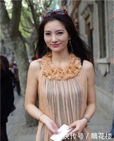  【气质】街拍小美女清纯可爱，灰色百褶裙配黑色马甲，彰显简约的气质美