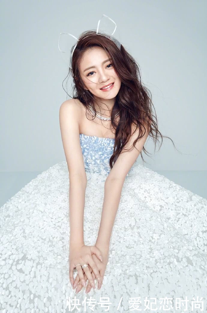 安以轩终于开窍，背心内只穿一件裹胸，这怕是颜值巅峰了！